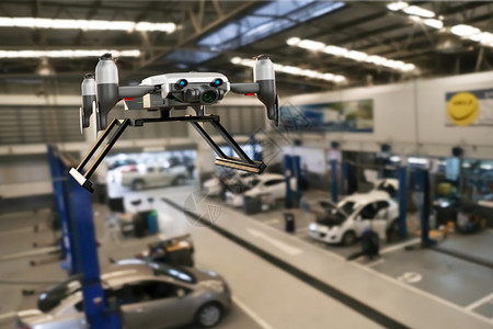 自主动驾驶仪具有汽车生产加工服务的无人机在工厂器高科技AI控制臂手动机器人中为汽车技术在库经销店中使用技术手机器人Metaver图片