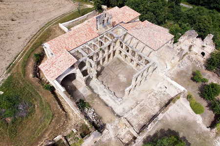 西班牙布尔戈斯圣玛丽亚德里奥塞科一座古老废弃修道院遗址的鸟瞰图西班牙布尔戈斯圣玛丽亚德里奥塞科一座古老废弃修道院遗址的鸟瞰图历史图片
