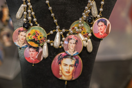 魅力漂亮的一组带有色贝丝和FridaKahloEffigy的颈带挂在由有色比喻和FridaEffigy挂在一个显示股上首饰图片