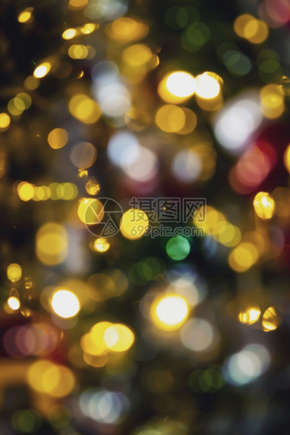 喜庆的多色夜晚垂直蓝布基夜光花彩的亮摘要从圣诞树起以深蓝背景圣诞节或假日为背景的多色相近魅力图片