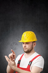 人们行业男认真的建筑工仰赖他的手指画一个计数建筑工人的肖像图片