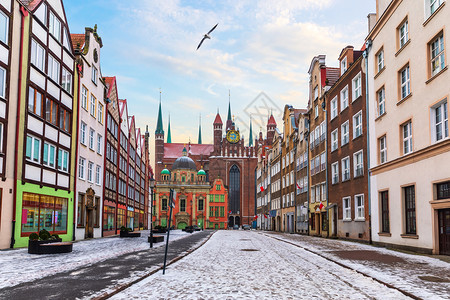 旅游格但斯克中世纪街道靠近波兰圣玛丽斯科教堂没有人格但斯克中世纪街道没有人外部的建筑学图片