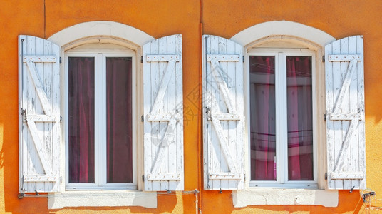 建造红水泥旧墙上的开放木制古老生锈窗户的详情可用作白色窗的背景屏蔽器村庄木制的图片