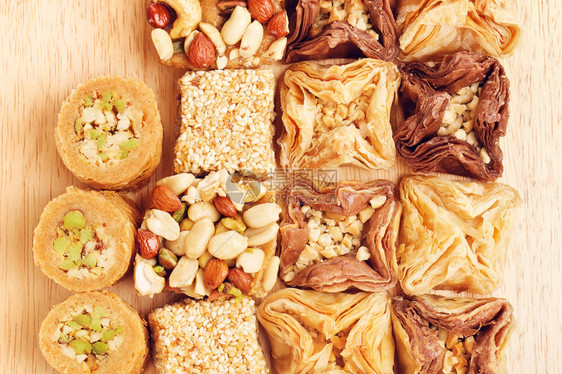 食物木制桌上的不同东方甜食baklava东方SweetBaklava土耳其切割图片