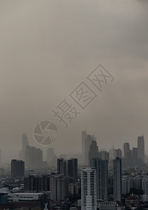 戏剧曼谷泰国20年1月3日曼谷之景城市摩天大楼覆盖在雨前浓密的烟雾中城市天空图片