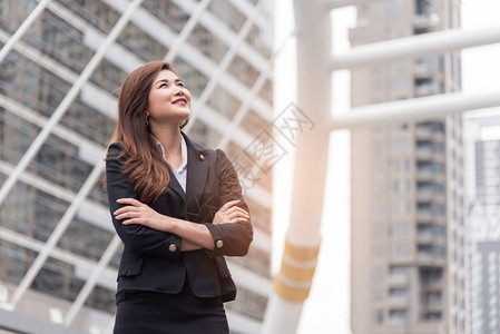 人们经理商业妇女思考并寻找成功项目幸福生活与商业的成功概念城市和户外c创业妇女思考寻找成功工作图片