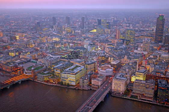 船舶日落时伦敦屋顶观视全景夜间与泰晤士河城市建筑蓝色的地标图片