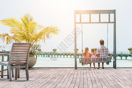 妈妈孩子插画父亲和孩子在马尔代夫户外游荡家庭假期幸福快乐美丽的家庭在热带海滩的度假中母亲跑一种背景