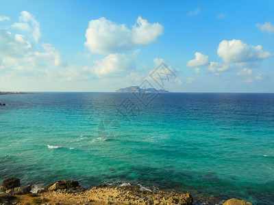 美丽的加勒比海法维尼亚纳湾的绿石水太阳图片