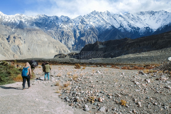 步行人们沿着巴基斯坦Baltistan的PasuGilgit的漫步小道行走鹅卵石图片