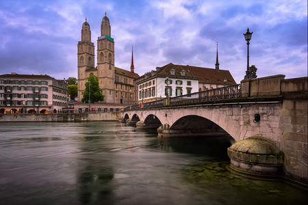 历史格罗斯明特上午瑞士苏黎世Grossmunster教堂和Limmat河早晨图片