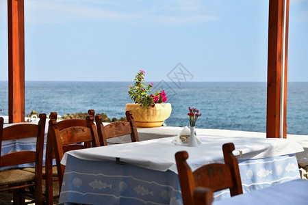 一张希腊酒馆的封面桌和一份旅行节假日的夏季背景材料椅子建造观图片