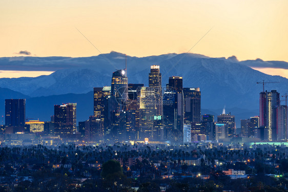 洛杉磯市中心天线在雾日出时摩天大楼山地标图片