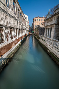 欧洲的位于意大利威尼斯的旧有多彩布板屋中的纳罗运河水外部的图片