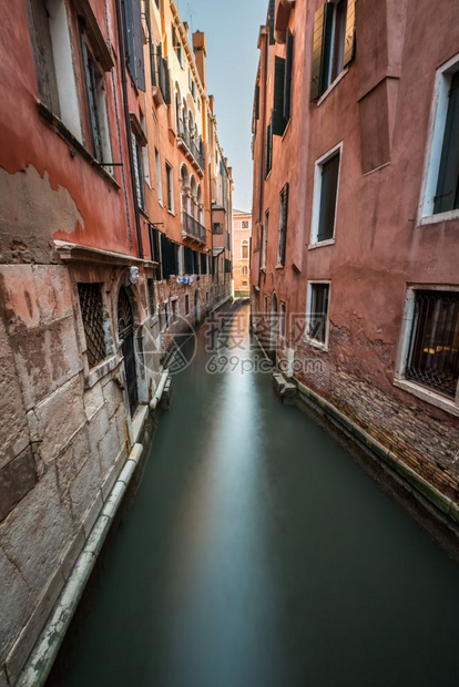 著名的房屋天际线位于意大利威尼斯的旧有多彩布板屋中的纳罗运河图片
