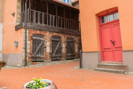 陈年闹鬼户外城市塞西拉脱维亚Cesis旧橘子屋和红门图片