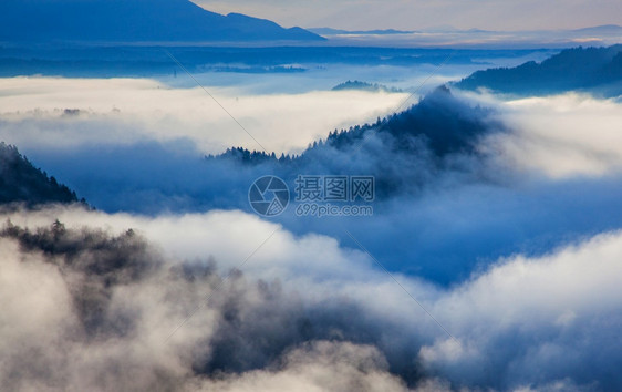 落下旅游山上弥漫着惊人雾的日出全景早晨图片