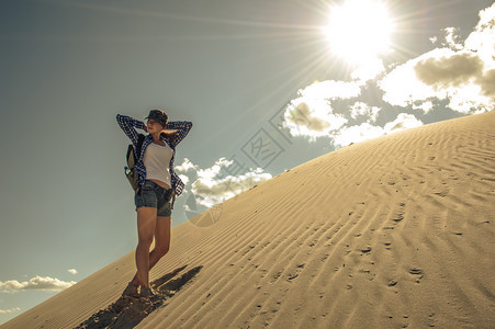 穿着棒球帽和衣衫在斜坡沙丘上享受阳光徒步旅行与积极生活方式概念TonedHistster年轻女孩在斜坡沙丘上被击倒了Hipste图片