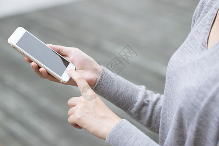网络现代的社会利用手机在网上空白或黑屏进行交流时在休息期间观看移动智能电话留言的年轻女使用手机在网上空白或黑屏进行交流图片