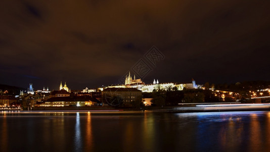 著名的布拉格城堡查理大桥和伏尔塔瓦河的全景位于捷克美丽的布拉格市欧洲首都建筑的美丽夜景旅行图片