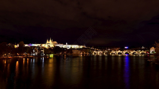 布拉格城堡查理大桥和伏尔塔瓦河的全景位于捷克美丽的布拉格市欧洲首都建筑的美丽夜景晚上哥特图片