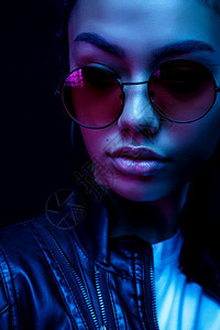 长发绺型时尚的非洲年轻女孩黑人妇佩戴时装粉红眼镜望着在黑人工作室背景上被孤立的照相机网站设计肖像复制空间等横向幅太阳镜图片