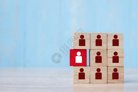 独特搜索合作红木块在大楼人民商业力资源管理征聘团队工作战略和领导上标有白色志的红木块图片