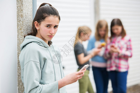 前少女受到短信的欺凌青少年恐惧前景图片