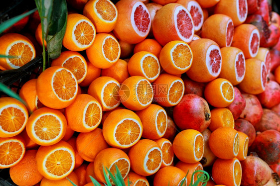 橙子葡萄果石榴切片水果背景在伊斯坦布尔街的一家水果店柜子上售出柠檬糖橘子和橙团体营养新鲜图片