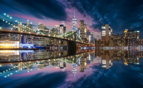 反思帝国风景来自布鲁克林桥的纽约天际线蓝色时钟在哈德逊河上反射图片