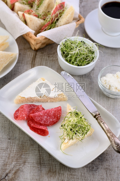 损失配奶油干酪和微绿色洋葱芽沙拉米健康新鲜食品的热吐司三明治生态大杂烩图片