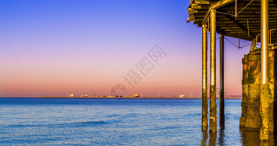安详在比利时布兰肯堡海滩的岸下美丽洋风景和工业色日落天空多彩景观行业图片
