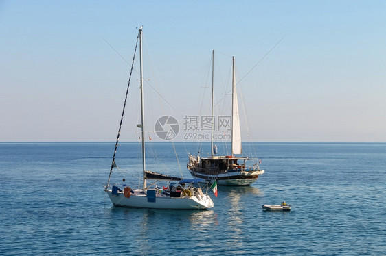 假期在意大利埃尔巴岛Marciana小港口停泊的船舶夏天血管图片