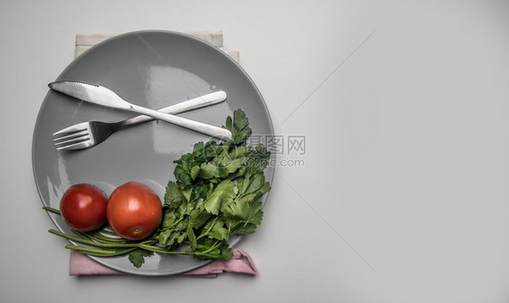 营养素食主义者简单物西红柿鹦鹉和白面糊放在灰色板块上排在白色背景顶视图文字空间上成熟图片