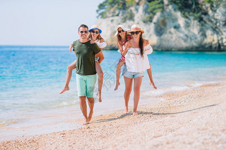 海岸线岛门户14父母和孩子的家庭在海滩散步放松年轻家庭度假有很多乐趣的青年家庭在度假图片