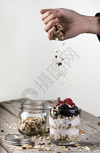产品以酸奶和果子在杯上投掷麦片以及森林健康早餐概念的水果健康状况营养图片