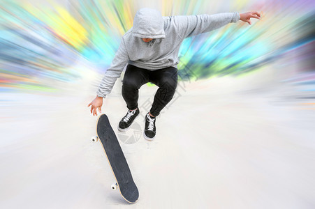 行动积极的溜冰者年轻滑在板公园做跳跃技巧年轻滑冰者在板公园做跳跃技巧图片
