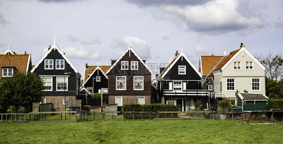 绿色旅行城市的旧荷兰老房子欧洲旅游业详情图片