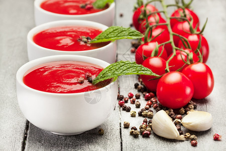 草本植物营养木桌上番茄酱的照片颜色图片