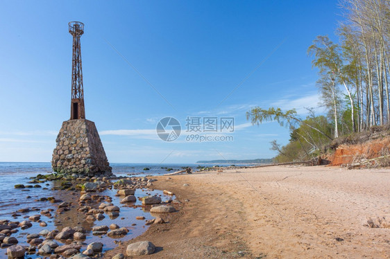 图加拉脱维亚波罗的海图贾市上有灯塔的拉托维亚里海图哈建造晚上图片