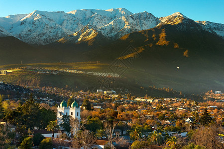 智利圣地亚哥LasCondes区安第斯山脉的LosDominicos街坊和LosDominicos教堂作为背景象首都建筑学一种图片