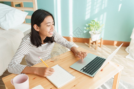 学生移动的工作亚裔孩童在家中做晨间庭内务时学习在家网上概念YTFyorKlearingofcomnetleaking图片