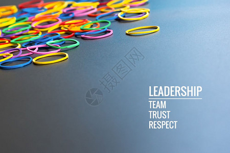领导力团队信任和尊重黑人背景的黄色橡胶皮带主导其他颜色以字词领导才能信任和尊重黑人背景相信价值团队合作图片