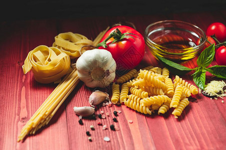 烹饪用番茄奶酪干面食橄榄油fettucenne和木制棕色桌边的烤肉意大利菜自制方食谱美品团体可口木制的图片