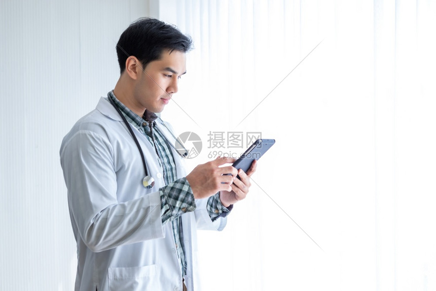 亚洲青年男子医生治疗咨询带有积极情绪的治疗建议举起头来在医院背景复印空间中显示数字片职业医疗保险空的图片