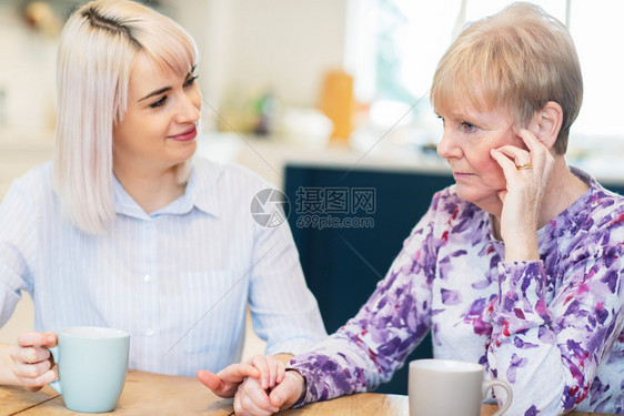 生活在孤独和萧条中受苦的年长妇女感到难过的年轻女六十代友谊过程图片