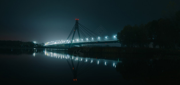 海滨莫斯科北桥夜幕全景在Dnipro河上用美丽的反光进行明亮解剖城市景观建造图片