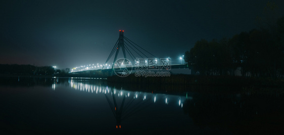 海滨莫斯科北桥夜幕全景在Dnipro河上用美丽的反光进行明亮解剖城市景观建造图片