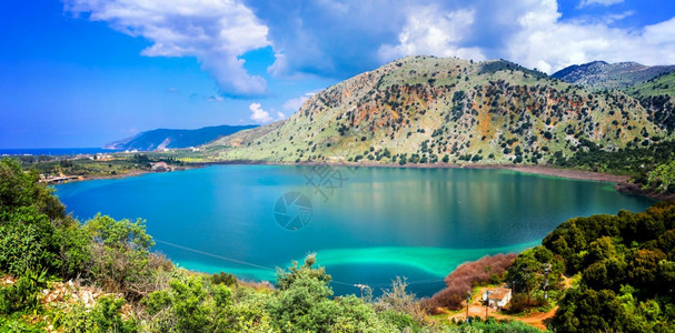 旅行希腊Chania镇附近的Crete岛Kournas湖Emerald美丽湖泊丘陵库尔纳斯图片