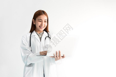 吸引人的临床手使用膝上型计算机和白背景医疗保健概念的听诊器检查白色背景医学和保健概念的人与技术主题女医生图片